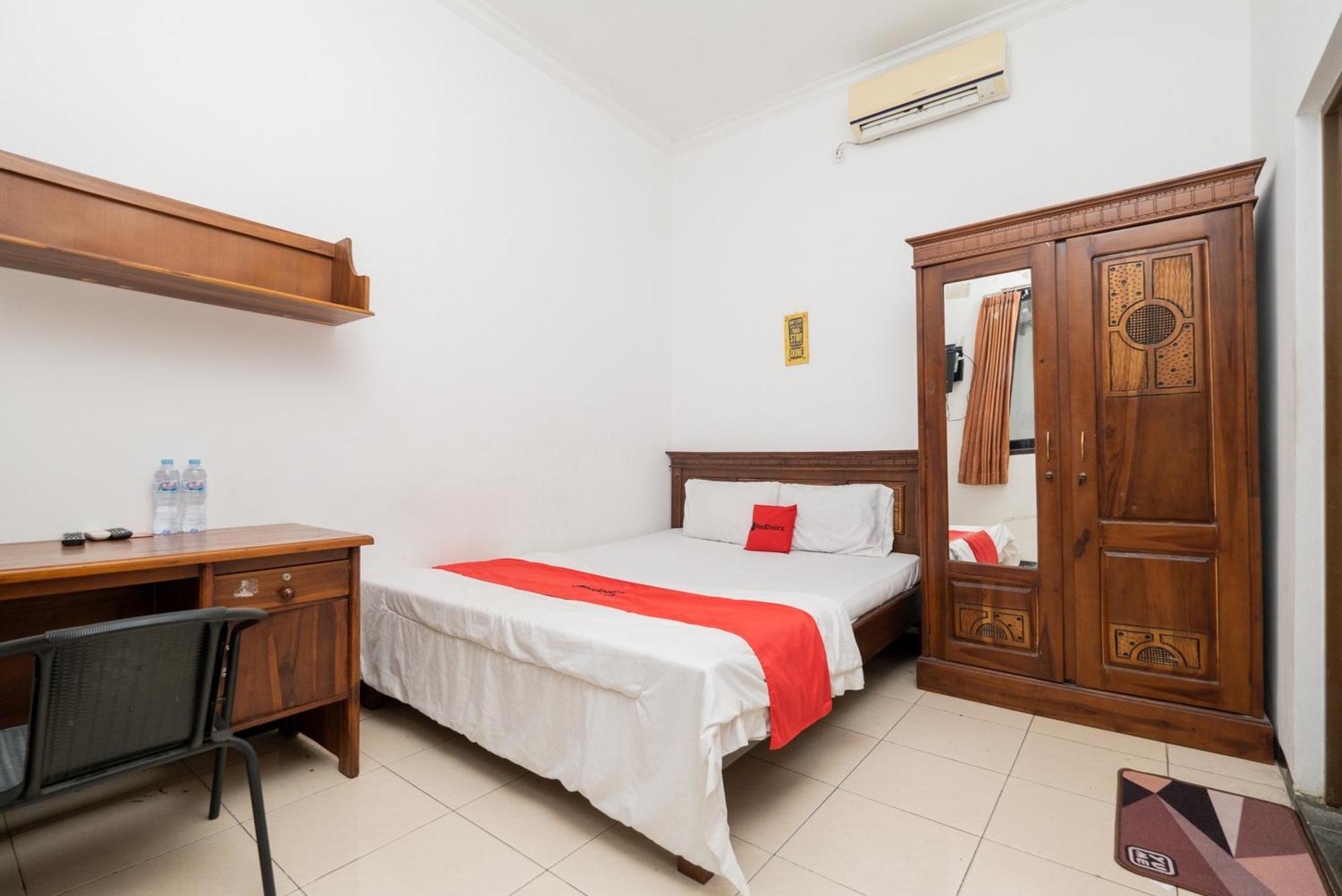 Reddoorz At Nginden Surabaya Hotel Exterior photo